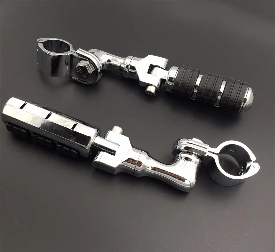 HTT-MOTOR Chrome Regular Footrest Foot Pegs with 1 1/4" Short Angled Adjustable Clamps For Harley Davidson Sportster 883 XL 1200/Triumph Rocket/Kawasaki Vulcan VN400 VN900